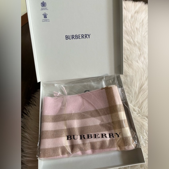Burberry Giant check cashmere scarf - Picture 6 of 9